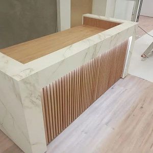 Стойка ресепшн из полноформатной керамики Dekton Entzo