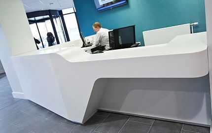 Стойка ресепшн из акрилового камня Corian Glacier White