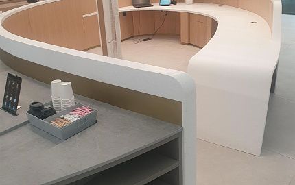 Стойка ресепшн из акрилового камня Corian PS813 Swan