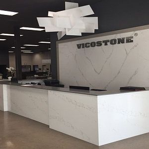 Кварцевая стойка ресепшн Vicostone Calacatta BQ-8270