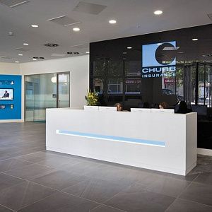 Акриловая стойка ресепшн Corian Glacier White