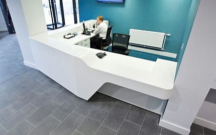 Стойка ресепшн из акрилового камня Corian Glacier White