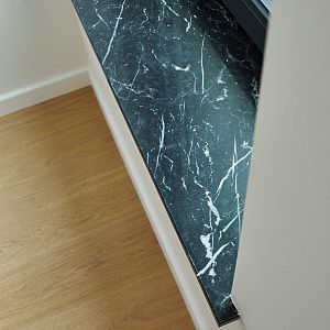 Подоконник из мрамора Nero Marquina