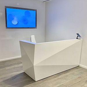 Стойка ресепшн из акрилового камня Glacier White Corian