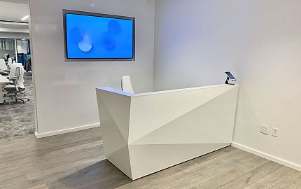 Стойка ресепшн из акрилового камня Glacier White Corian