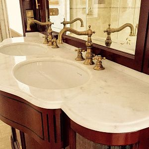 Мраморная столешница для ванной Royal White Marble